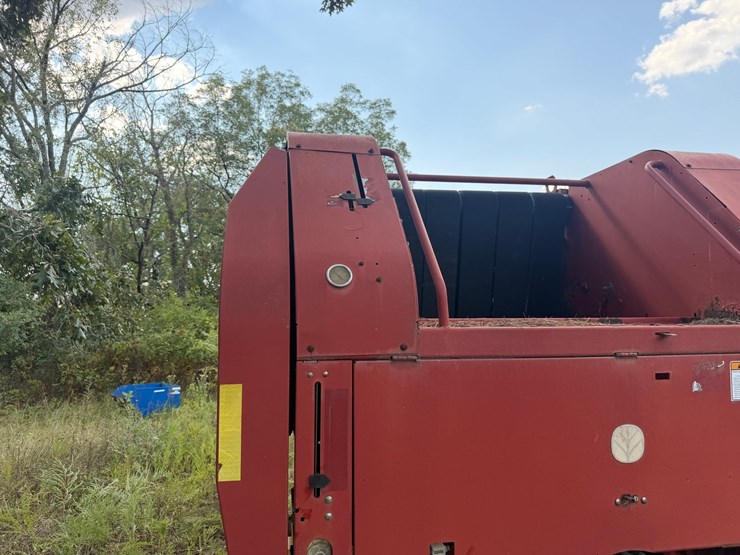 new-holland-br740a-image-33