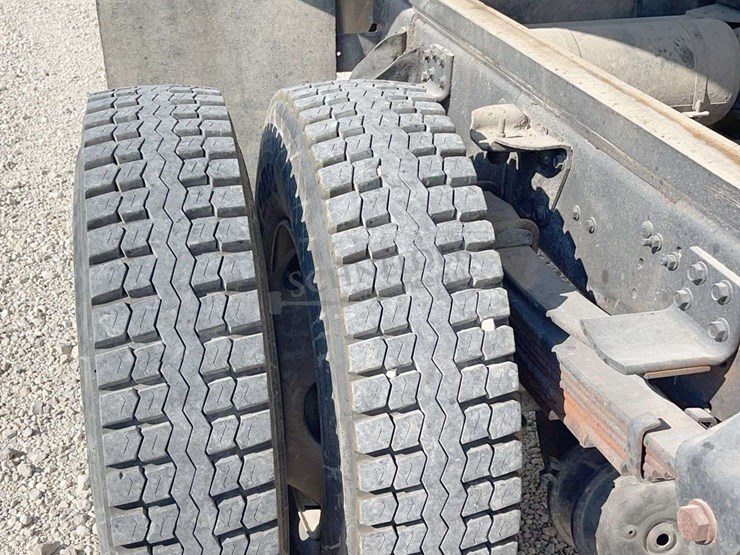 2002-chevrolet-c7500-single-axle-grain-truck-image-58