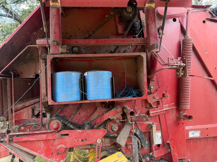 new-holland-br740a-image-53