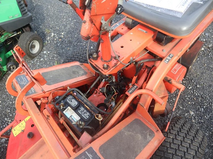 gravely-master-zero-turn-mower-image-16