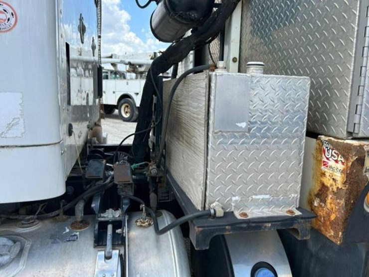 2014-peterbilt-567-image-37