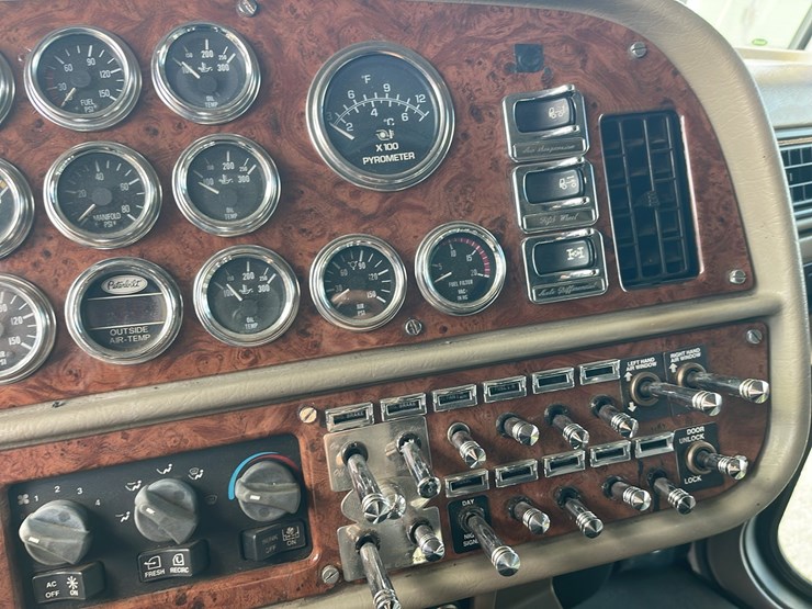 peterbilt-389-image-42