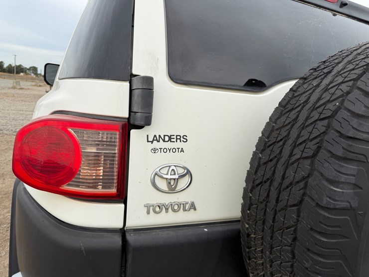 2011-toyota-fj-cruiser-image-14