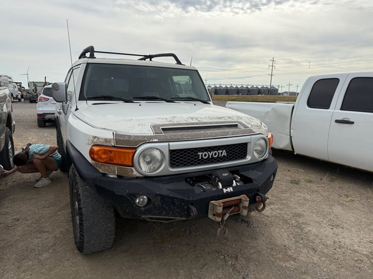 2011-toyota-fj-cruiser-image-2