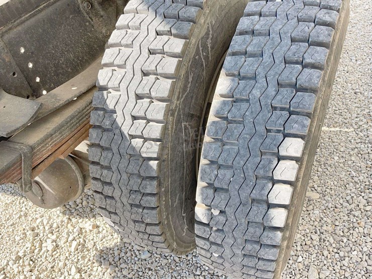 2002-chevrolet-c7500-single-axle-grain-truck-image-62