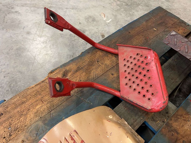 international-harvester-wheatland-sheet-metal,-step,-and-fast-hitch-adjusters-image-7