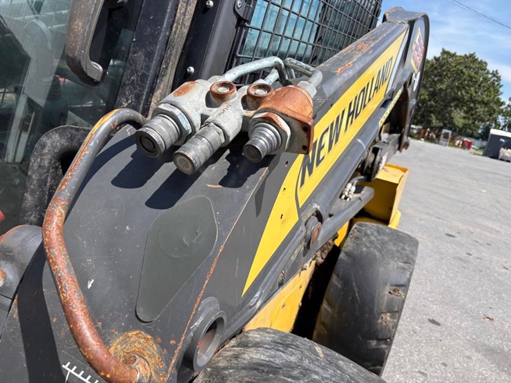 new-holland-l228-image-12