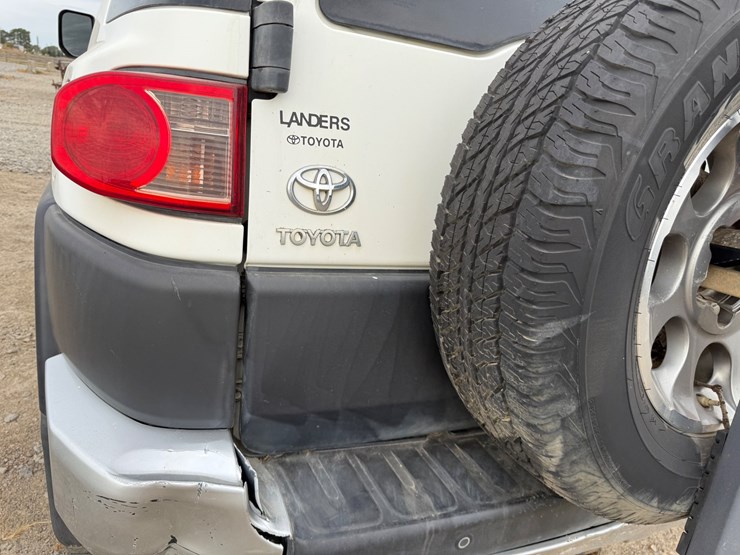 2011-toyota-fj-cruiser-image-13
