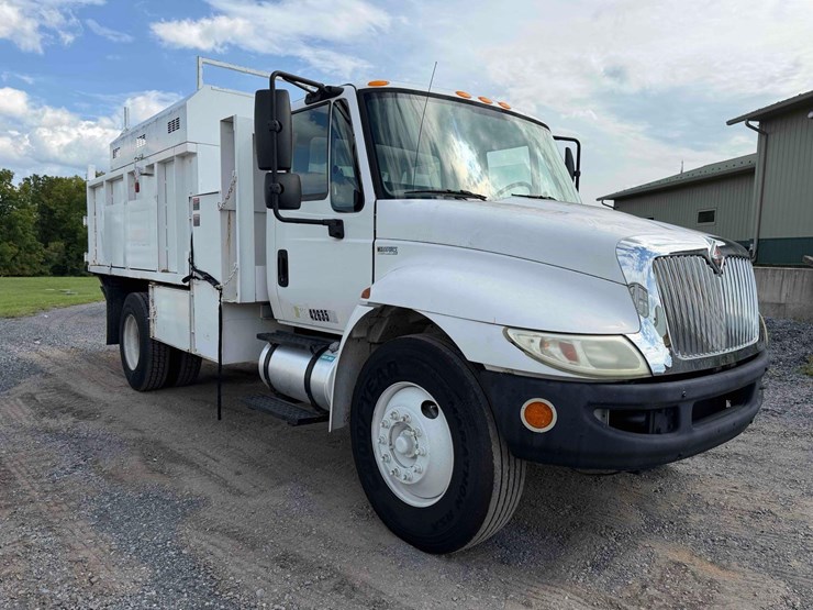 2013-international-4300m7-chipper-truck-image-7