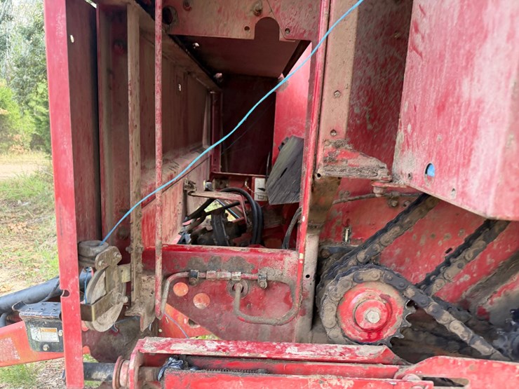 new-holland-br740a-image-57