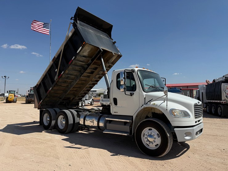 2012-freightliner-m2-106-image-3