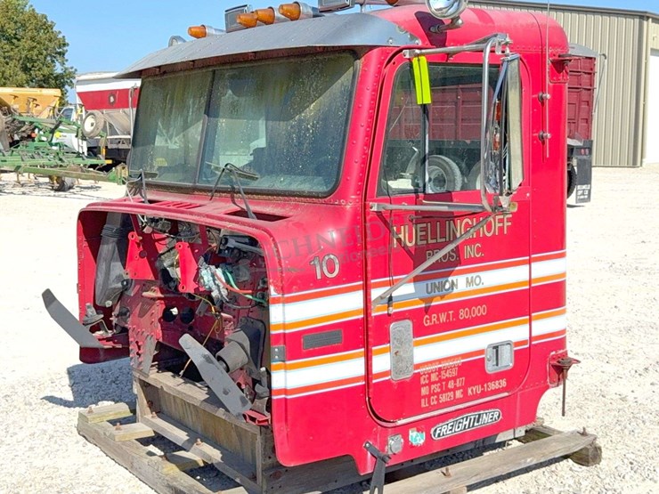 cab-off-of-1994-freightliner-truck-image-2
