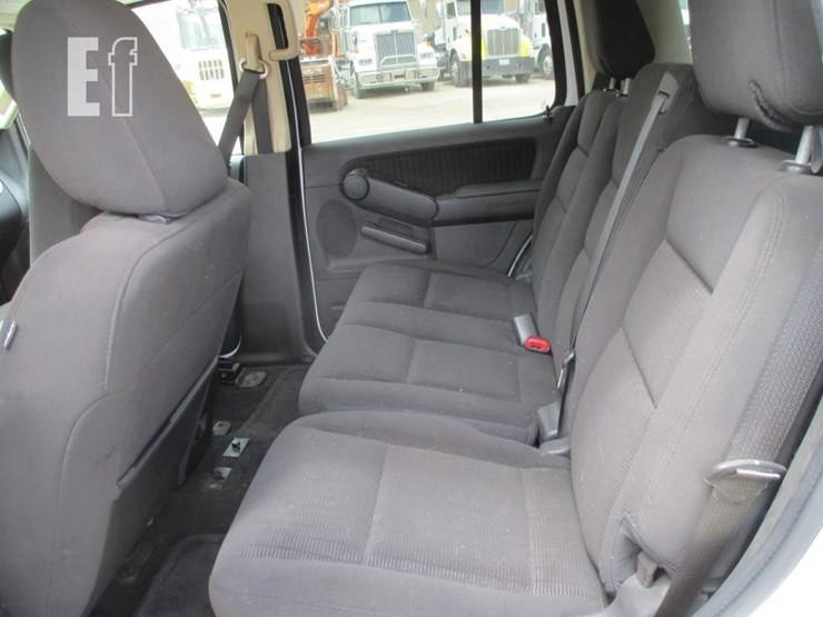 2010-ford-explorer-xlt-image-8