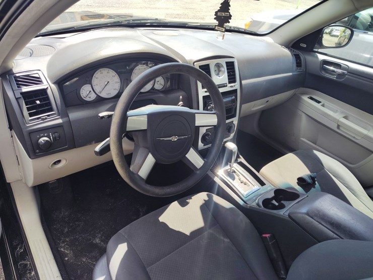 2007-chrysler-300-base-runs/moves-image-7