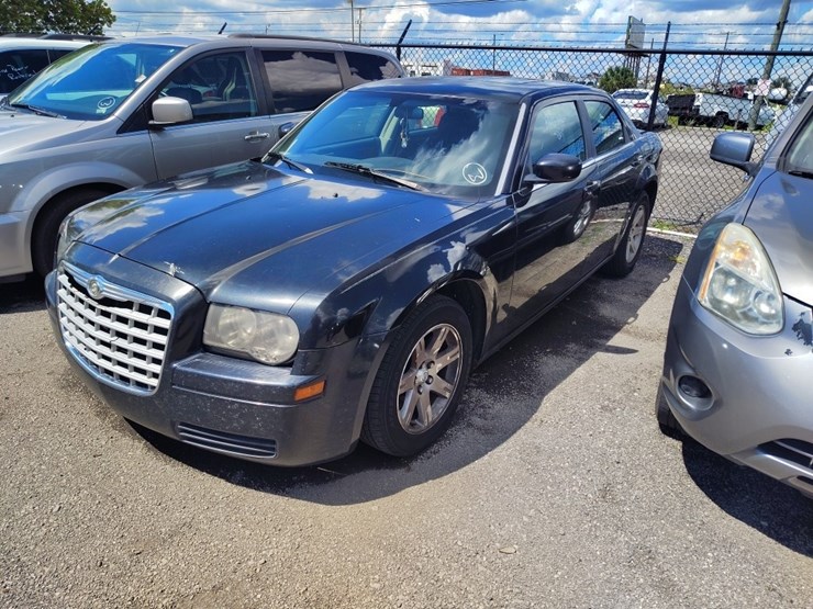 2007-chrysler-300-base-runs/moves-image-2