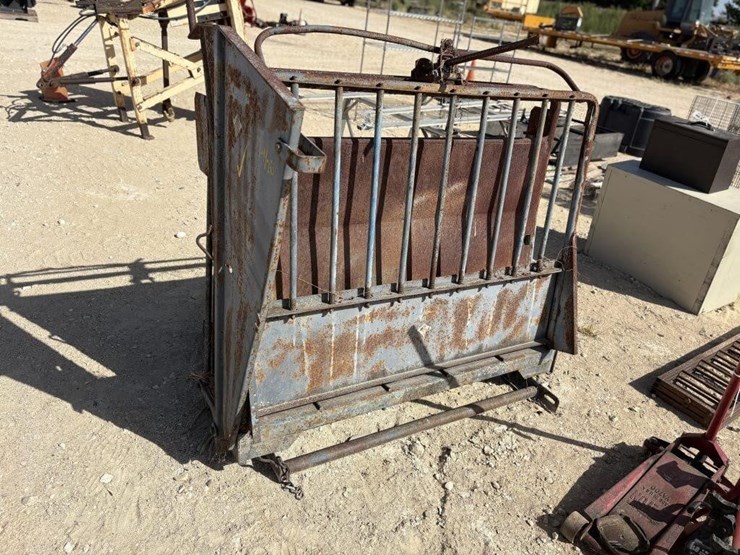l3---priefert-calf-squeeze-chute-image-1