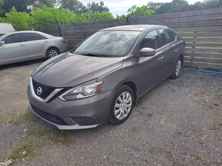 2019-nissan-sentra-runs/moves-s-image-2