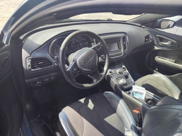2015-chrysler-200-runs/moves-s-image-7