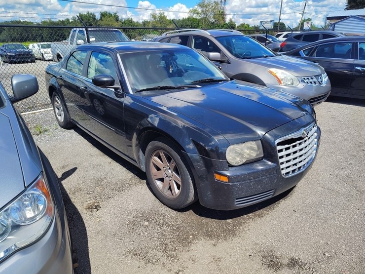 2007-chrysler-300-base-runs/moves-image-1