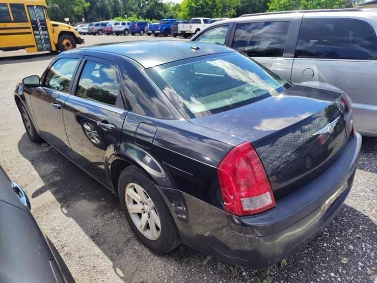 2007-chrysler-300-base-runs/moves-image-3