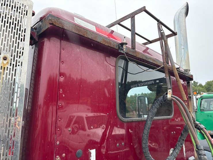 2015-peterbilt-567-image-13