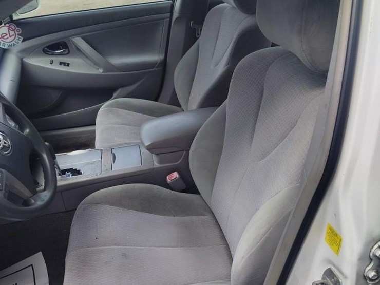 2011-toyota-camry-runs/moves-base-image-6