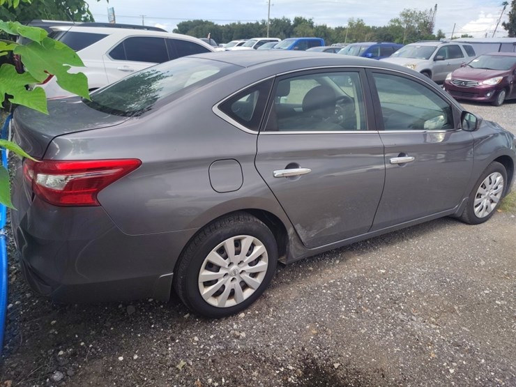 2019-nissan-sentra-runs/moves-s-image-4