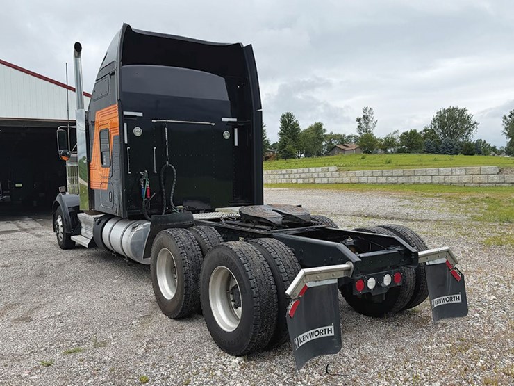 2022-kenworth-w900l-image-2