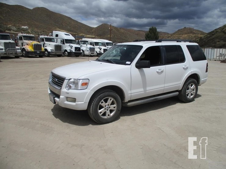 2010-ford-explorer-xlt-image-1
