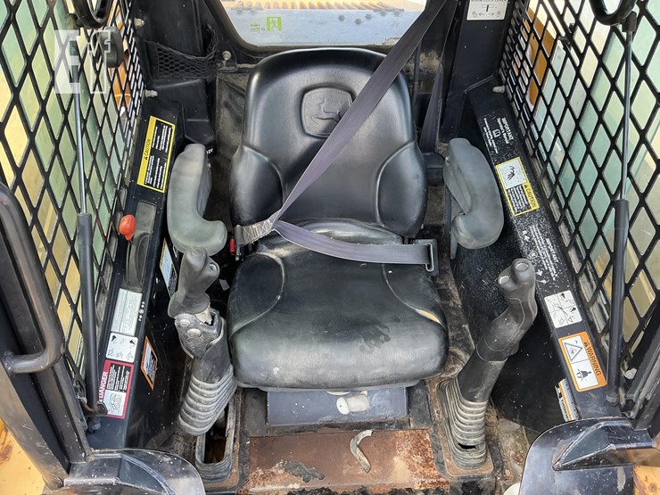 2006-deere-328-image-12