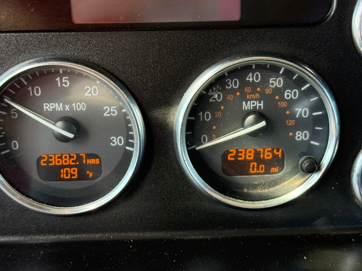 2016-peterbilt-348-image-33