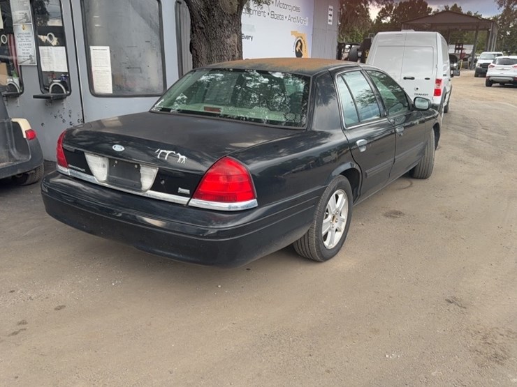 2011-ford-crown-victoria-lx-image-5