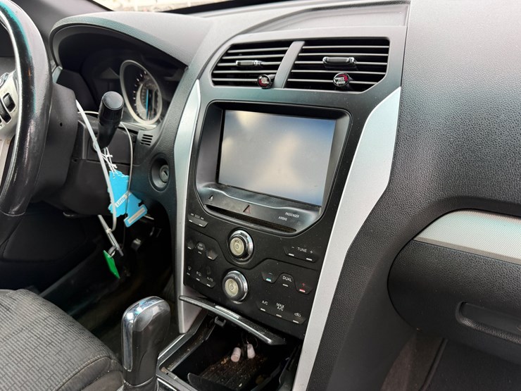 2012-ford-explorer-xlt-image-32