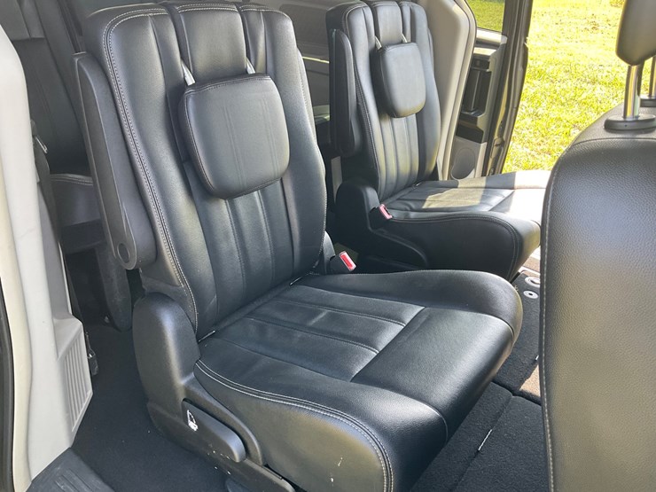 2015-chrysler-town-&-country-image-12