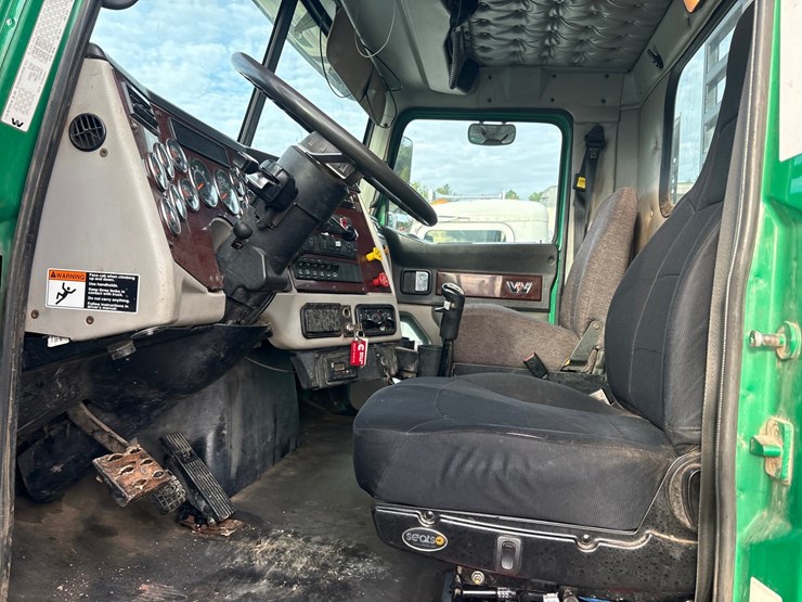 2013-western-star-4900sb-image-59