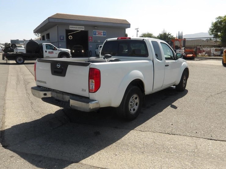 2016-nissan-frontier-sv-image-4