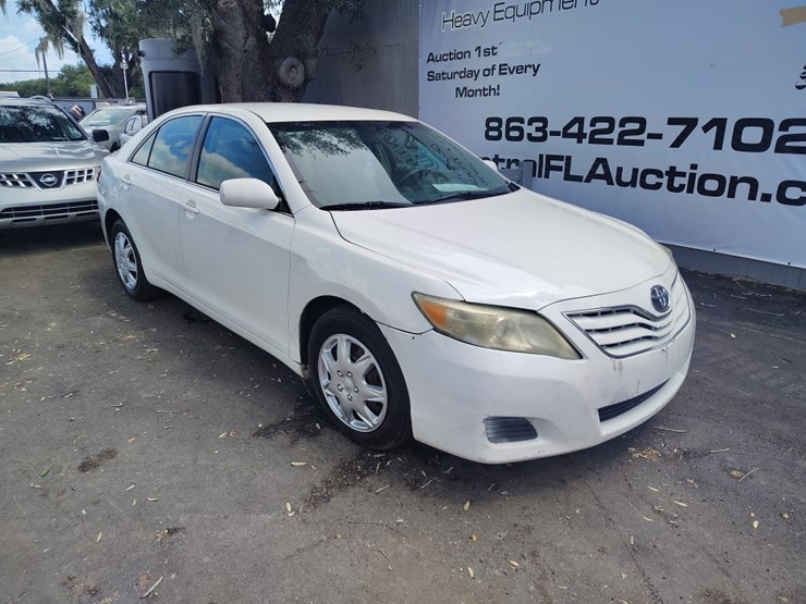 2011-toyota-camry-runs/moves-base-image-1
