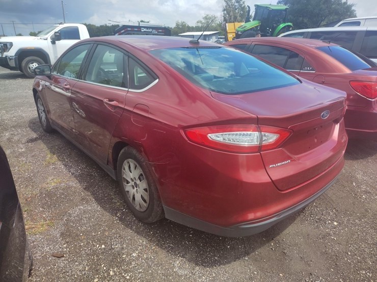 2014-ford-fusion-runs/moves-s-image-3