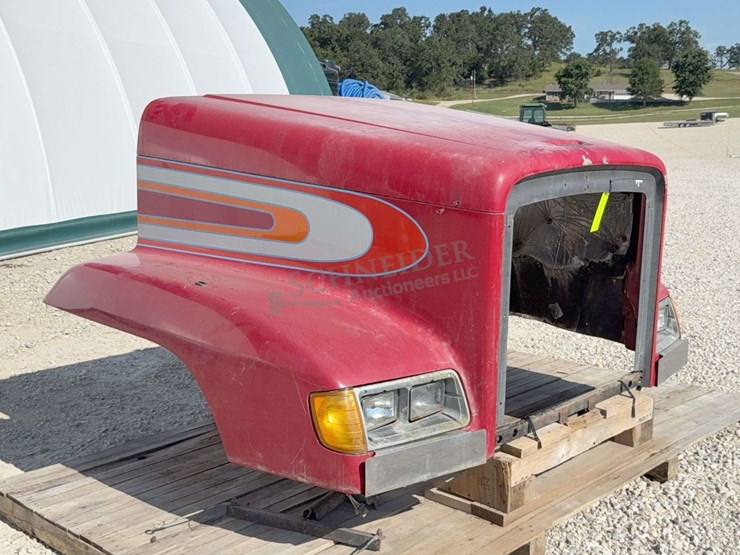 hood-off-of-1994-freightliner-truck-image-7