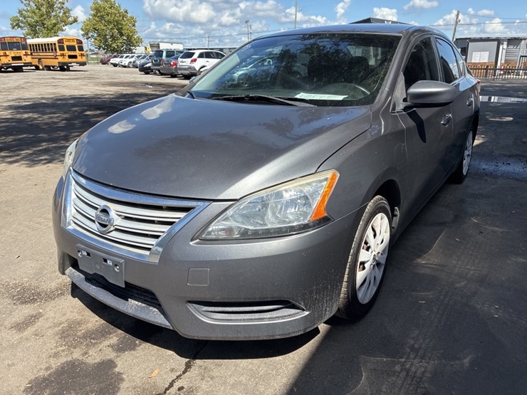 2015-nissan-sentra-s-runs/moves-image-3