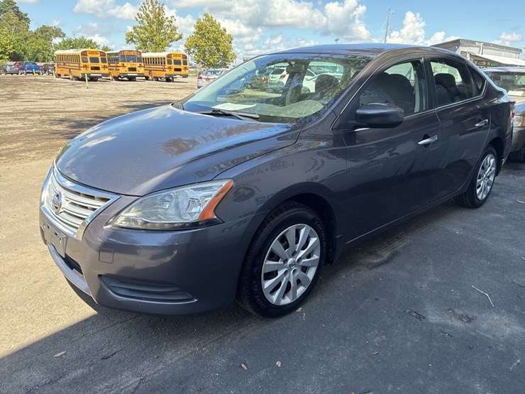2015-nissan-sentra-s-runs/moves-image-3