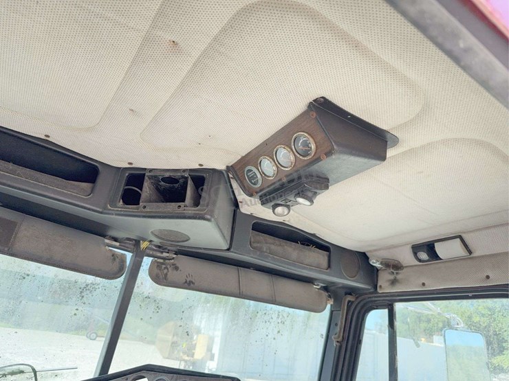 cab-off-of-1994-freightliner-truck-image-18
