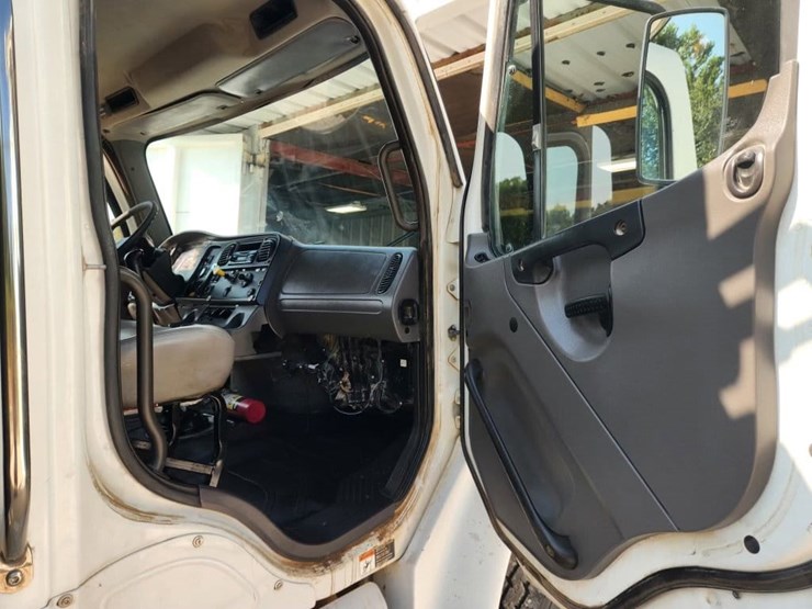 2012-freightliner-m2-106-image-11