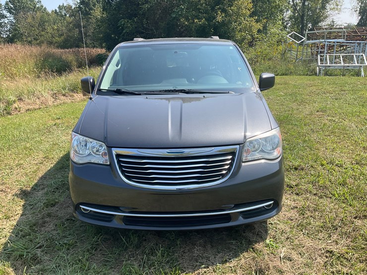 2015-chrysler-town-&-country-image-2