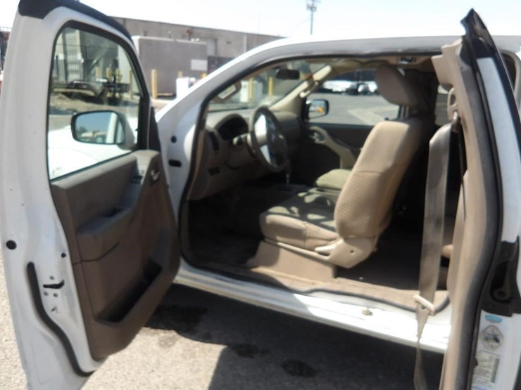 2016-nissan-frontier-sv-image-16
