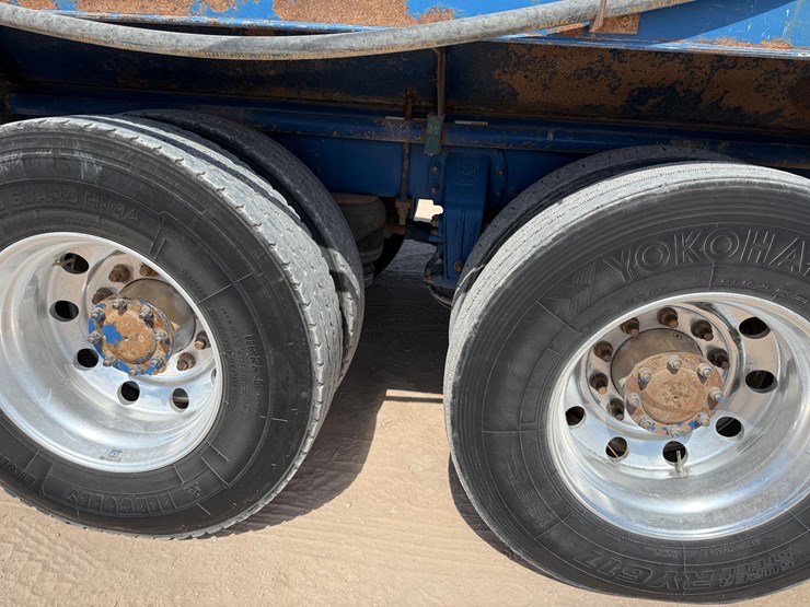 2016-peterbilt-348-image-23