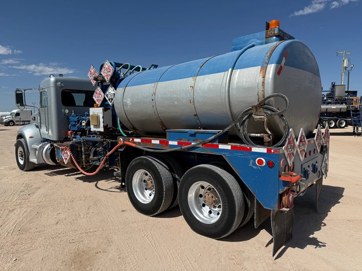 2016-peterbilt-348-image-10