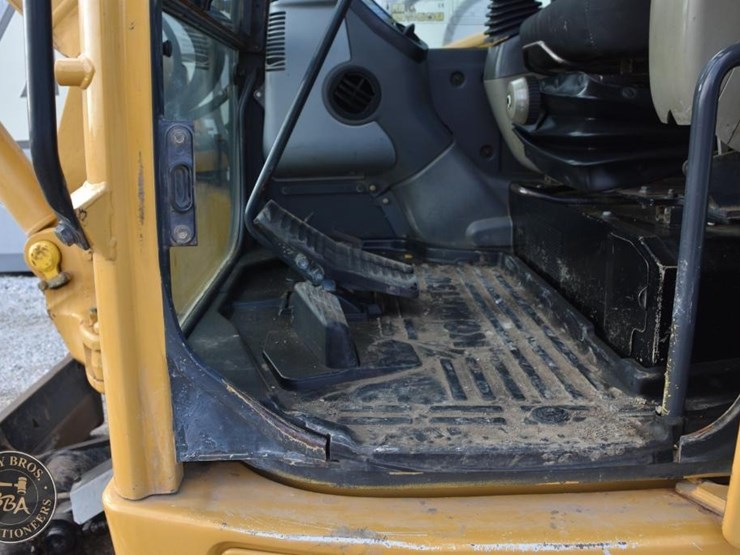 2010-komatsu-pc88mr-8-image-46
