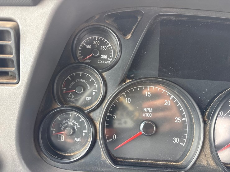 2015-peterbilt-567-image-59