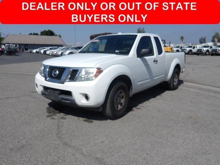 2016-nissan-frontier-sv-image-1